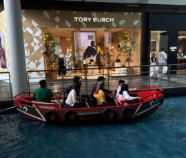 Łódź sampan w The Shoppes at Marina Bay Sands Łódź sampan płynąca kanałem wewnątrz galerii The Shoppes at Marina Bay Sands