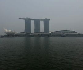 Marina Bay Sands nad zatoką Hotel Marina Bay Sands widziany zza zatoki Marina Bay