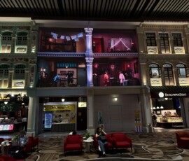 Heritage Zone w Terminalu 4 lotniska Changi Stylizowana zabytkowa uliczka Peranakan w strefie Heritage Zone w Terminalu 4 lotniska Changi w Singapurze
