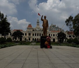 Ratusz i pomnik Ho Chi Minha w Sajgonie Kolonialny ratusz i pomnik Ho Chi Minha na deptaku w Sajgonie