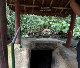 Wejście do tunelu w Cu Chi Ukryte wejście do podziemnego tunelu w Tunelach Cu Chi